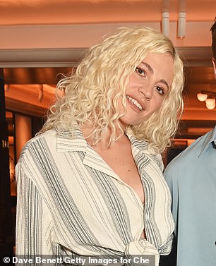 تشتهر بيكسي بشعرها الأشقر المجعد (في الصورة في أبريل 2025)