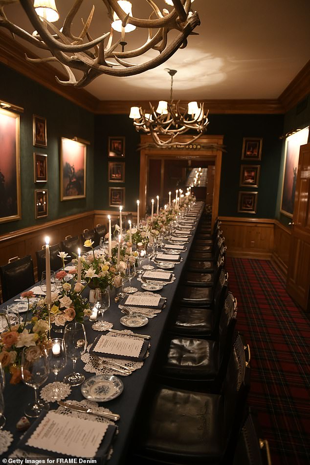 أصبح الممثل أعزبًا حديثًا بعد انفصاله عن خطيبته كاتي بيري العام الماضي، واستفاد من الأمسية إلى أقصى حد من خلال قضاء الليل في الرقص في نادي كاريبو الريتزي في كولورادو.