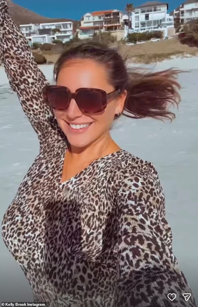 بدت رائعة في الفستان المطبوع بطبعات الحيوانات والذي ارتدته مع نظارة شمسية كبيرة أثناء توجهها إلى الشاطئ