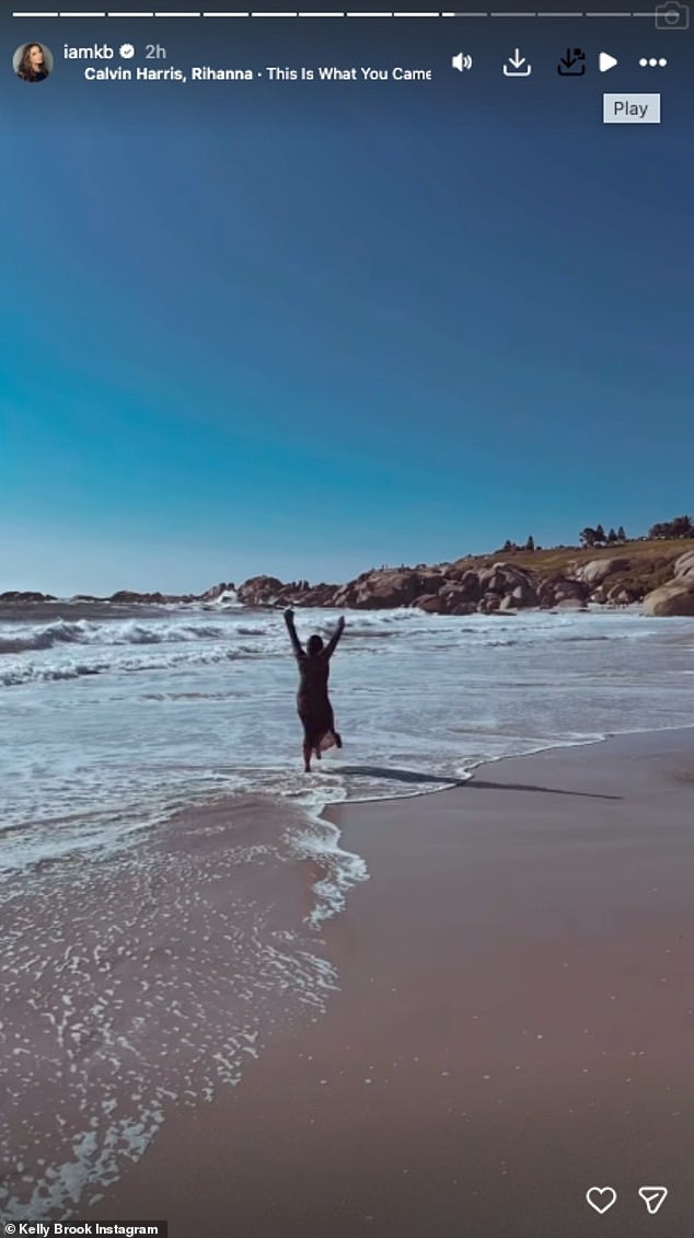 ثم توجهت إلى الشاطئ مع مجموعة من أصدقائها بينما كانت تركض على طول الشاطئ وتلتقط صور سيلفي ممتعة