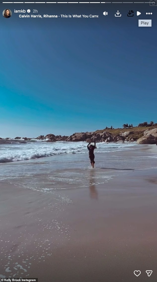 ركضت على الرمال بينما قام صديقها بتصويرها