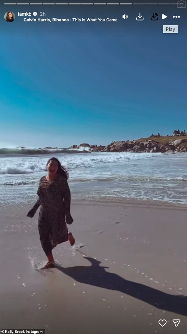 بدت كيلي وكأنها تقضي عطلة رائعة تحت أشعة الشمس