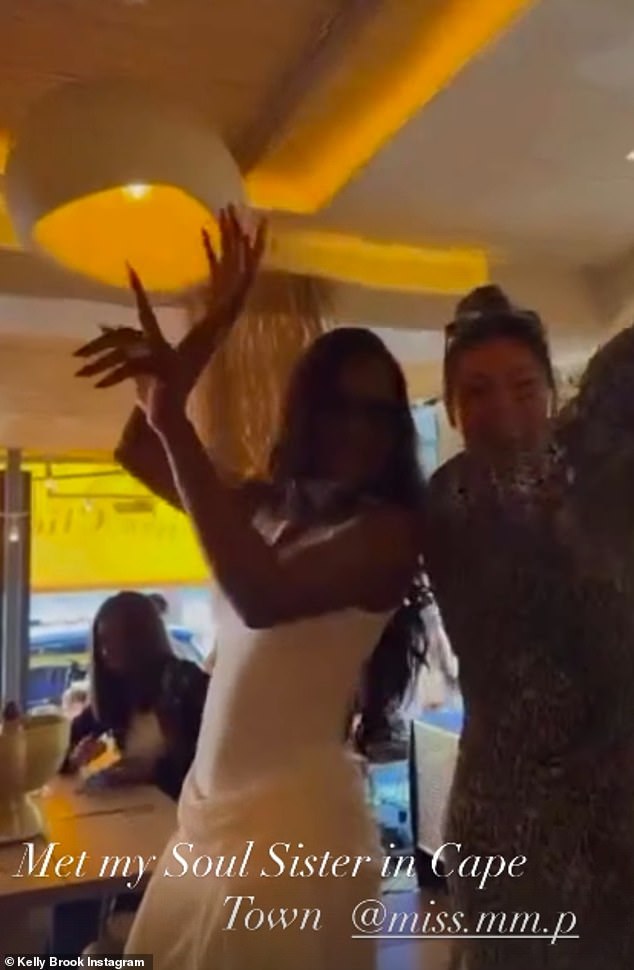 وكانت العارضة، البالغة من العمر 46 عامًا، خارجة لتناول المشروبات والطعام مع خبيرة التجميل الشهيرة جيما ويتكروفت التي كانت تحتفل بعيد ميلادها.