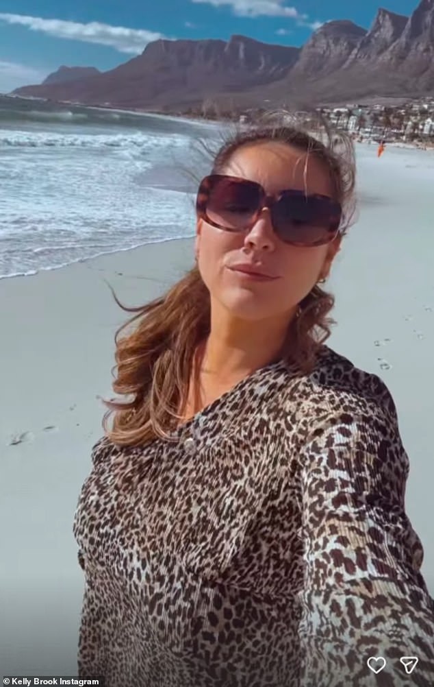 ارتدت كيلي فستانًا أنيقًا بطبعات جلد الفهد لقضاء يومها بالخارج حيث شاركت مقاطع فيديو لقصتها وهي ترقص في المطعم وعلى الشاطئ