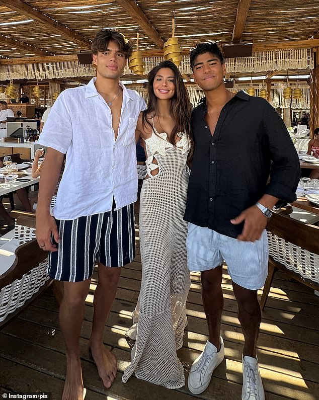 بيا، 42 عامًا، لديها أيضًا أبناء إشعياء، 22 عامًا، ولينوكس، 19 عامًا، من علاقتين سابقتين.