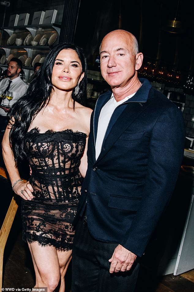 يشارك باتريك، زوج نجم The Home and Away، طفلين - الابن إيفان، 19 عامًا، والابنة إيلا، 17 عامًا - مع سانشيز (يسار)، وهو متزوج الآن من ملياردير أمازون جيف بيزوس (يمين).