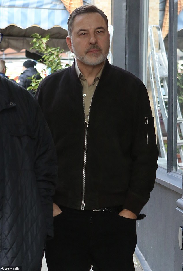 ولم يعلق، الذي كان يرتدي بنطال جينز وسترة، عندما سألته صحيفة ديلي ميل عن شعوره بعد أسابيع قليلة من الكدمات.