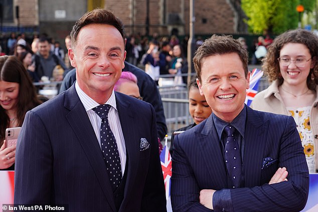 أثناء ظهوره في بودكاست Fearne Cotton's Happy Place جنبًا إلى جنب مع شريكه في الجريمة، Ant McPartlin، قال ديسمبر إنه نادم على عدم تكوين أسرة في وقت سابق وأن تركيزه الآن وهو يبلغ من العمر 50 عامًا، كان على البقاء بصحة جيدة ليكون موجودًا لأطفاله لأطول فترة ممكنة (شوهد مع Ant في أبريل).