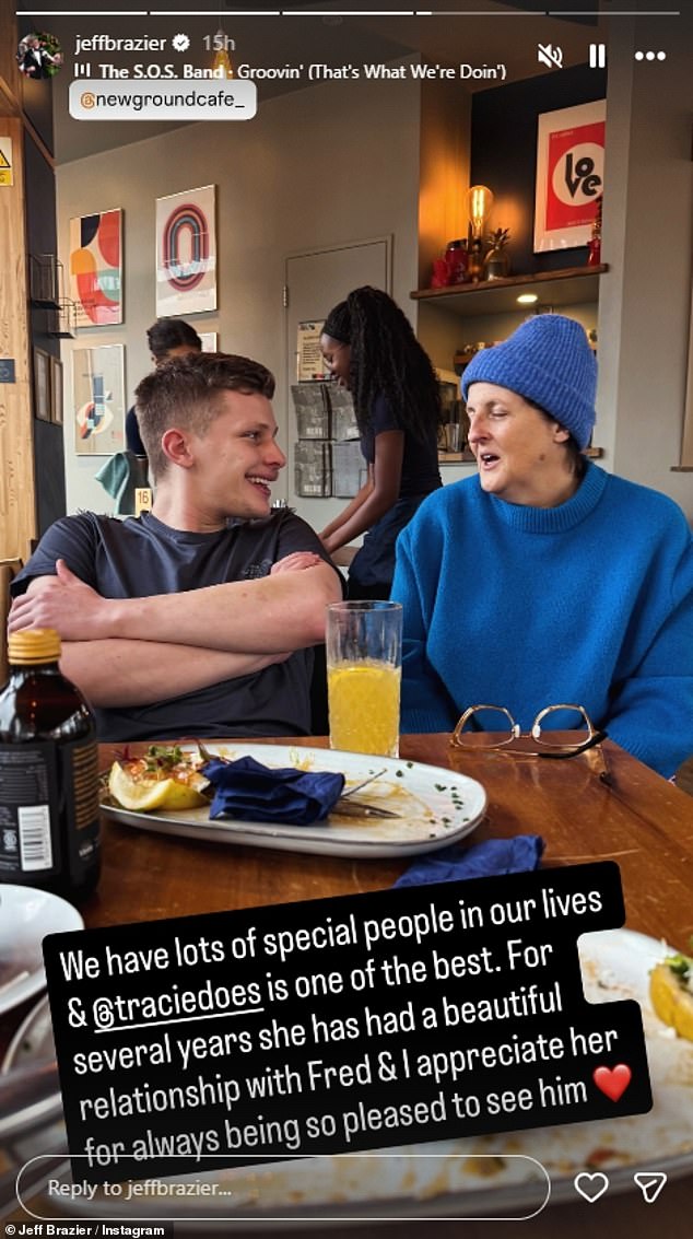 ومع ذلك، يبدو أن جيف قام بضربة خفية أخرى على جاكي في لقطة ثانية يوم الأحد لفريدي وهو يتحدث مع صديقة العائلة تريسي سوليفان، حيث أثنى على تريسي على 