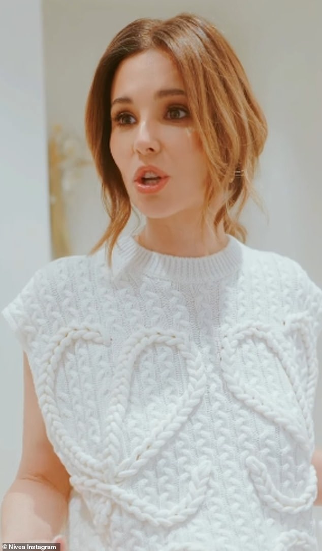 وتابع المعجبون: 