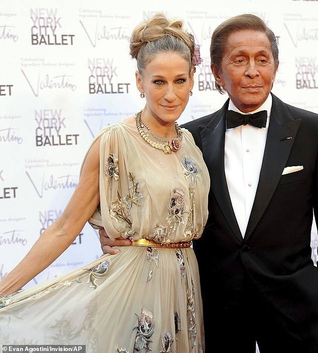 فالنتينو، ارتدى ملابس الجميع من كيم كارداشيان وفيكتوريا بيكهام إلى إليزابيث تايلور (في الصورة مع سارة جيسيكا باركر 2012)