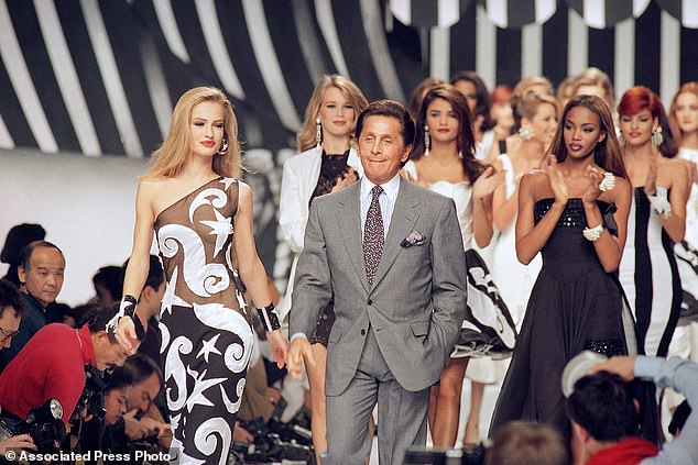 كان مشهورًا بخياطته التي لا تشوبها شائبة، وفساتينه الرائعة بالإضافة إلى استخدام اللون الأحمر المميز، المعروف الآن عالميًا باسم 