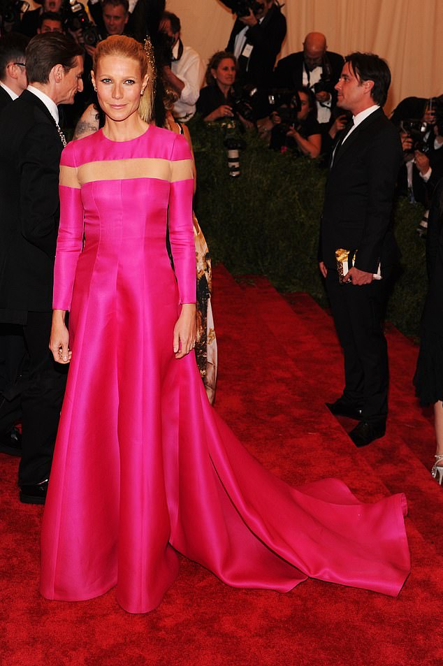 بالترو ترتدي فستان فالنتينو في حفل أزياء معهد بانك: معرض من الفوضى إلى الأزياء الراقية في متحف متروبوليتان للفنون في 6 مايو 2013