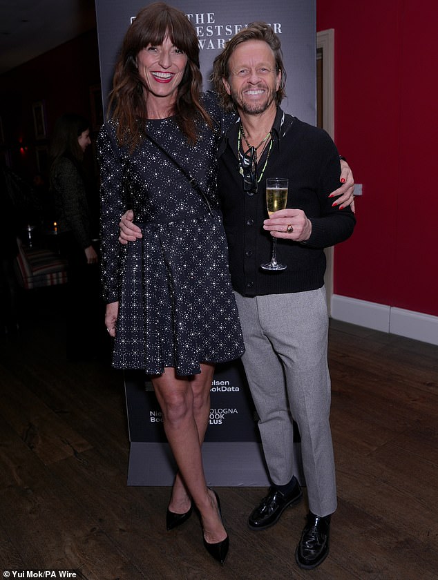 وصل مقدم البرامج التلفزيونية، 58 عامًا، ومصفف الشعر، 49 عامًا، اللذين عقدا قرانهما الشهر الماضي، جنبًا إلى جنب إلى هذا الحدث المرصع بالنجوم.