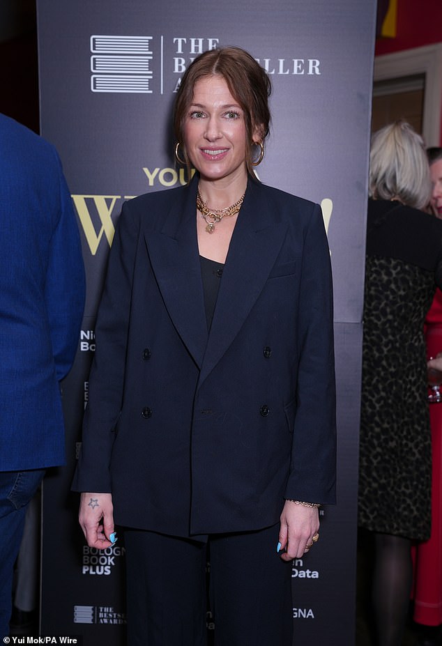 بيلا ماكي تألقت بإطلالة راقية بسترة كحلية نسقتها مع تيشيرت وبنطلون أسود