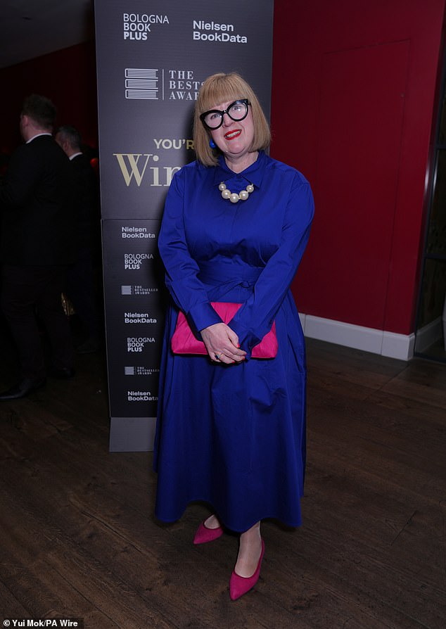 ولإضفاء لمسة من الألوان على الحدث، خرجت جيني جودفري بفستان ماكسي أزرق ساطع، نسقته مع حذاء بكعب وردي فاقع وحقيبة يد مطابقة.