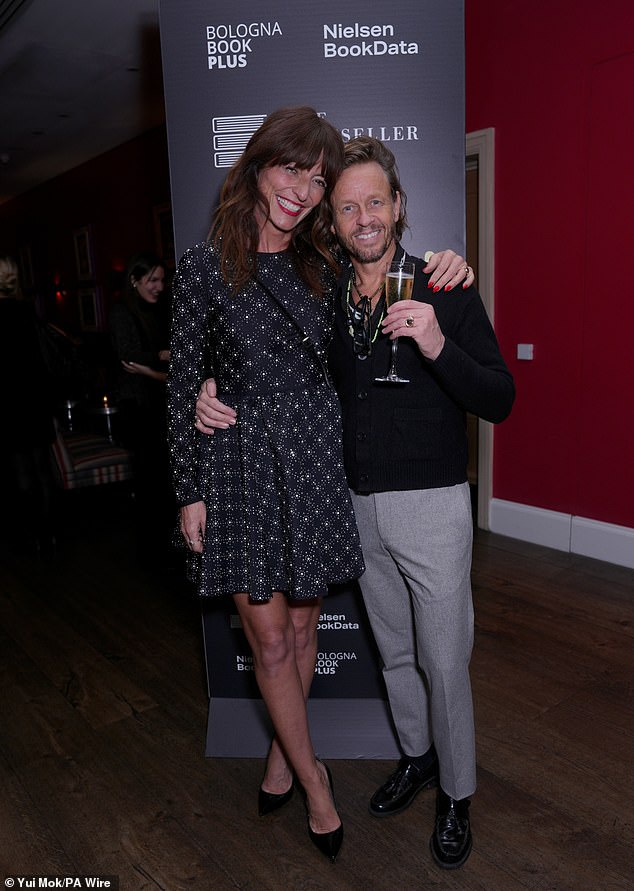 وفي الوقت نفسه، خرج مايكل مرتديًا سترة سوداء وقميصًا أسود وبنطلونًا رماديًا، نسقه مع حذاء جلدي أسود.