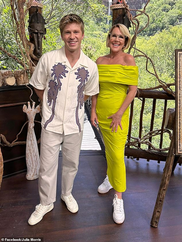 وفي الوقت نفسه، بدت ليلة الاثنين ساحرة تمامًا في فستان مخطط جريء مكشوف الكتفين، ونسقته مرة أخرى مع أحذية رياضية.