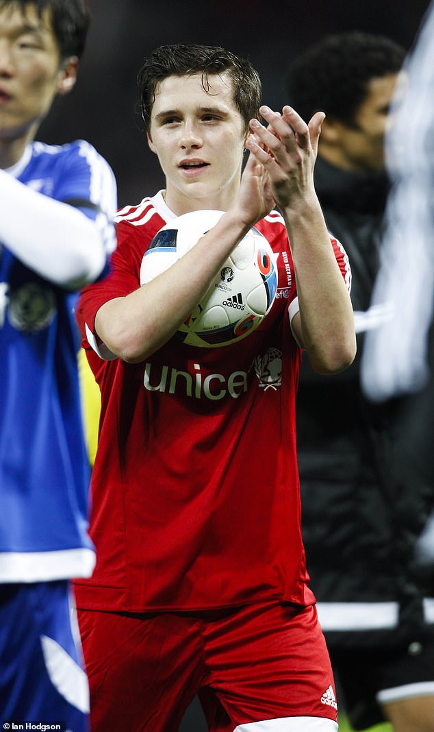 حاول بروكلين سابقًا أن يبدأ مسيرته الكروية تمامًا مثل والده ديفيد، البالغ من العمر 50 عامًا، على الرغم من أنه استقال بعد أن أدرك أنه سيكون من 