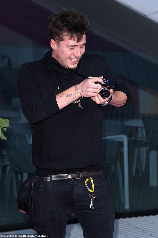 جرب بروكلين أيضًا التصوير الفوتوغرافي وأصدر كتابه الشهير 