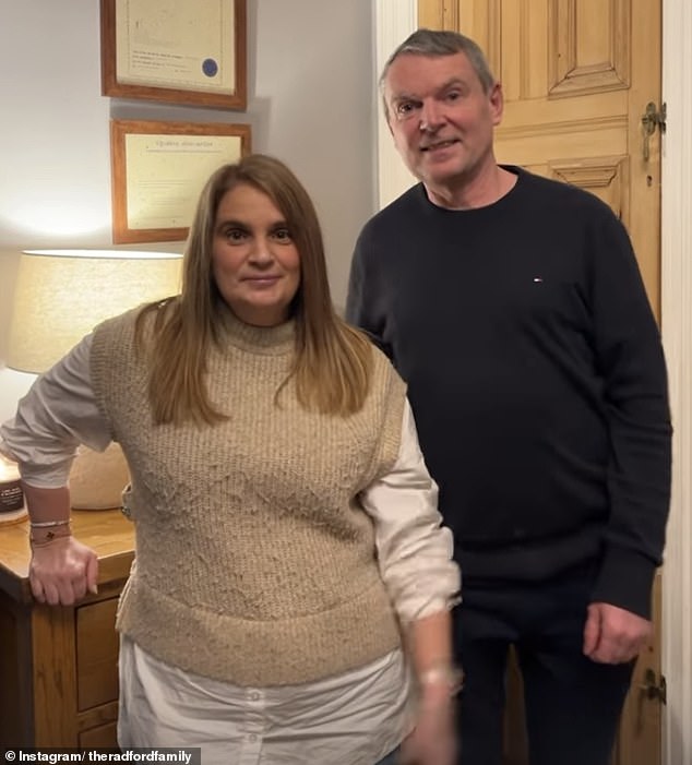 الشخصية التلفزيونية، 50 عامًا، التي لديها 22 طفلًا مع زوجها نويل، 55 عامًا (في الصورة معًا عام 2024) كانت تستعرض شخصيتها الجديدة النحيفة على وسائل التواصل الاجتماعي