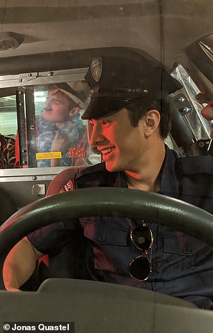 يتجول ويليامز في موقع التصوير عندما يتحول إلى شخصية ضابط شرطة في إنتاج جامعي