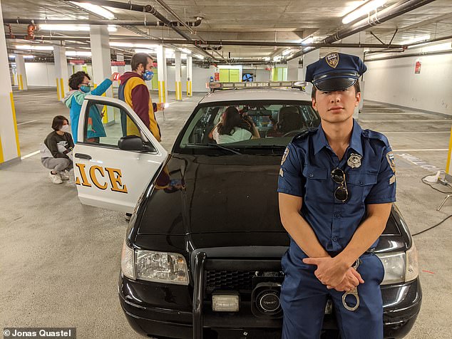 لعب ويليامز دور الشرطي في الإنتاج مع زملائه الطلاب في مدرسة التمثيل