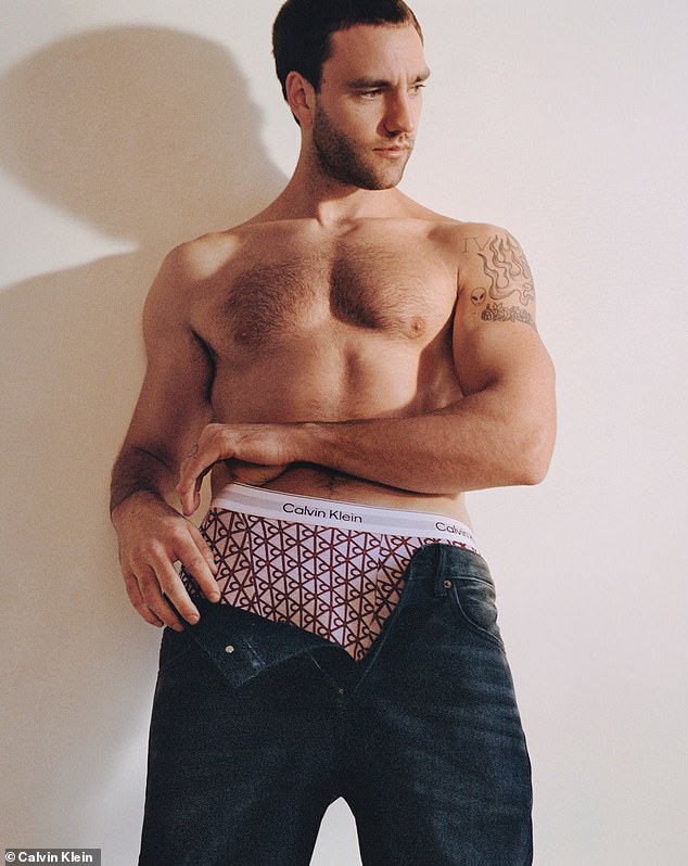 ومع ذلك، فإن أول تفاعل بينهما حدث أثناء قراءة الكيمياء على Zoom قبل بدء التصوير رسميًا