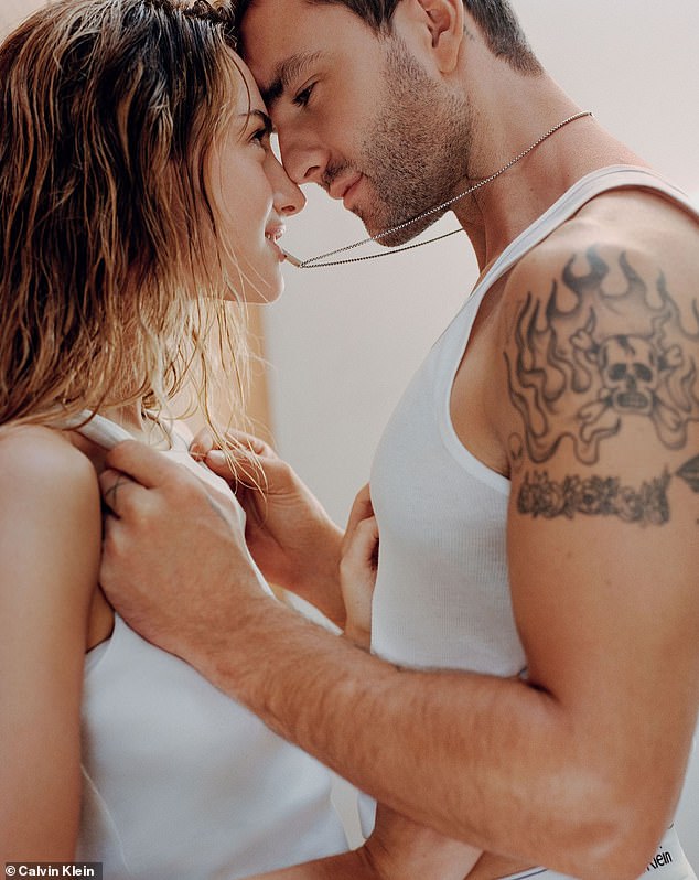 وافق وايت على ذلك واصفًا جلسة التصوير بأنها شخصية فريدة