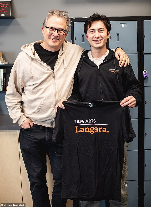 بدأ هدسون ويليامز (يمين)، في الصورة مع منسق برنامج فنون السينما في كلية لانجارا، جوناس كواستيل، بدايته في التمثيل في مدرسة كولومبيا البريطانية في عام 2020