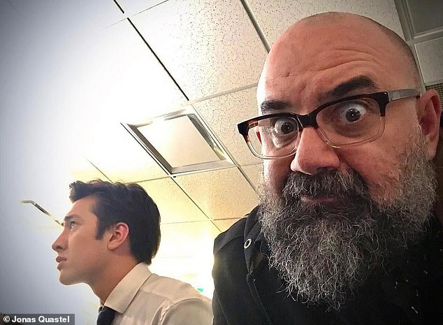 قال مدرب الصوت جيسون سيمبسون (على اليمين) ساخرًا إن ويليامز (على اليسار) كان 