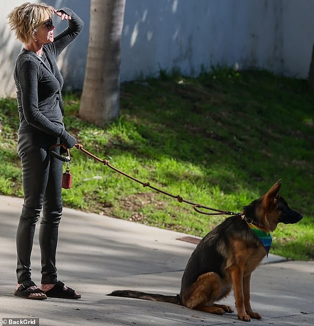 في يوم احتفالات والدتها، أكدت جريفيث على شكلها النحيف المثير للإعجاب بقميص أسود ضيق بأكمام كاملة ومجموعة من السراويل الجلدية الضيقة المتطابقة.