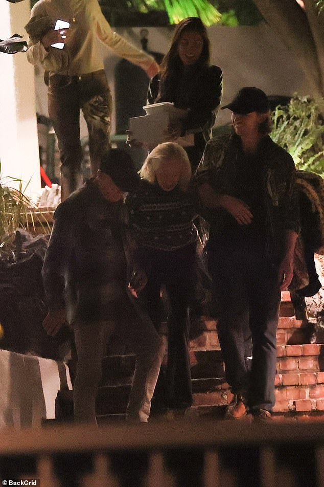 مع حلول المساء وشوهدت وهي تخرج من عشاء عيد ميلادها، كانت ملفوفة ضد البرد في سترة أحادية اللون