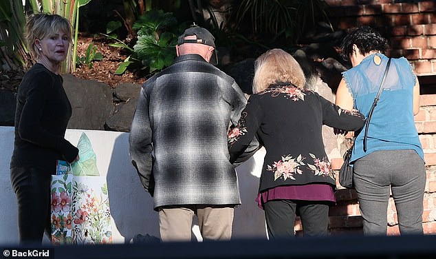 ظل إحساس هيدرين بالأناقة سليمًا عندما خرجت مرتدية سترة زهرية أنيقة فوق بلوزة أرجوانية متدفقة وبنطلون أسود