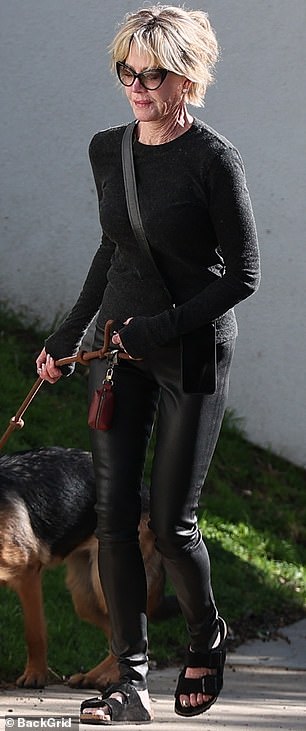 تم قص شعرها الأشقر وتصفيفه بطريقة فوضوية على نحو عصري، في حين تم إبراز بشرتها المضيئة بالمكياج بما في ذلك أحمر الشفاه القرمزي.