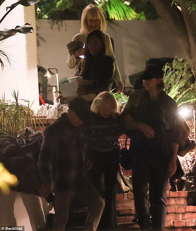 ومع ذلك، بدت في حالة بدنية جيدة، حيث كانت تمشي دون مساعدة كرسي متحرك أو مشاية أو حتى عصا