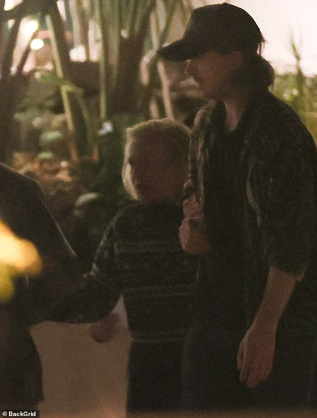 وأثناء إبحارها بين مجموعة من النجوم، ربطت يديها بشاب يبدو أنه حفيدها ألكسندر باور البالغ من العمر 40 عاماً.