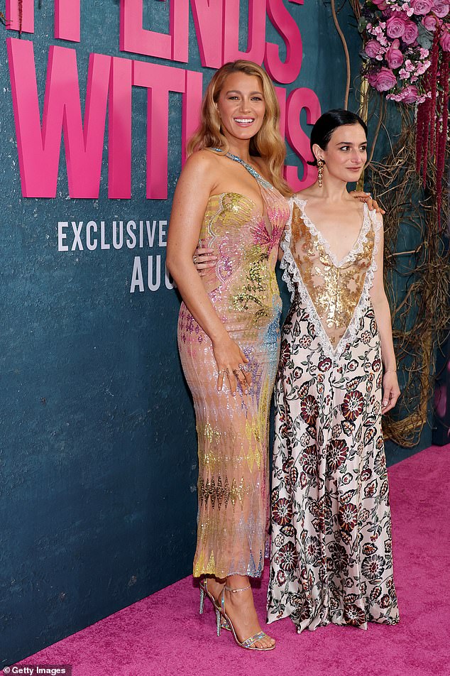 وصفت جيني سليت، التي لعبت دور أليسا صديقة ليفلي، لحظة محرجة أخرى في موقع التصوير حيث زُعم أن بالدوني وصفها بـ 