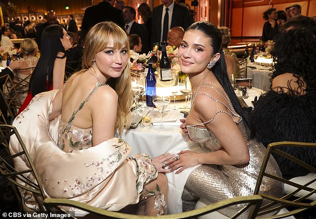 ويأتي إطلاق العلكة بعد تراجع جنيفر لورانس عن تعليق فظ أدلت به بشأن كارداشيان. في الصورة مع جينر - التي شارك صديقها تيموثي شالاميت في البطولة مع الممثلة في فيلم 