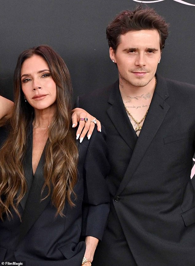 وردت المصادر ووصفت ادعاءات بروكلين بأن السيدة بيكهام رقصت معه 