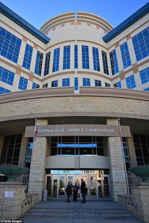 تُعقد جلسة الاستماع السابقة للمحاكمة، حيث سيكتشف بوسفيلد وجيلبرت ما إذا كان سيتم إطلاق سراحه في مكانه، في محكمة مقاطعة بيرناليلو