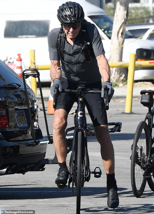 اختار نجم حرب النجوم وإنديانا جونز، المعروف أيضًا باسم الطيار المتحمس، وسيلة نقل مختلفة يوم الاثنين وقفز على متن دراجة