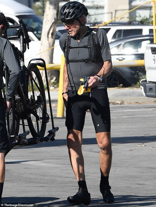 بعد أن احتفظ ببنيته الرياضية حتى العقد التاسع من عمره، ارتدى قميصًا قصير الأكمام وزوجًا من السراويل القصيرة المصنوعة من الألياف اللدنة في آخر جلسة تدريب له.