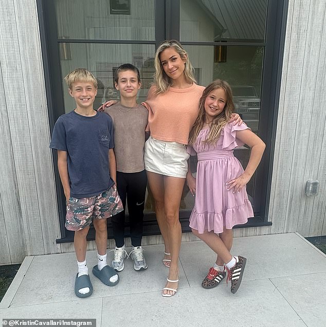 يشارك نجم تلفزيون الواقع أبناءه كامدن، 13 عامًا، وجاكسون، 11 عامًا، وابنته سايلور، 10 أعوام، مع زوجها السابق جاي كاتلر، 42 عامًا؛ في الصورة مع أطفالها