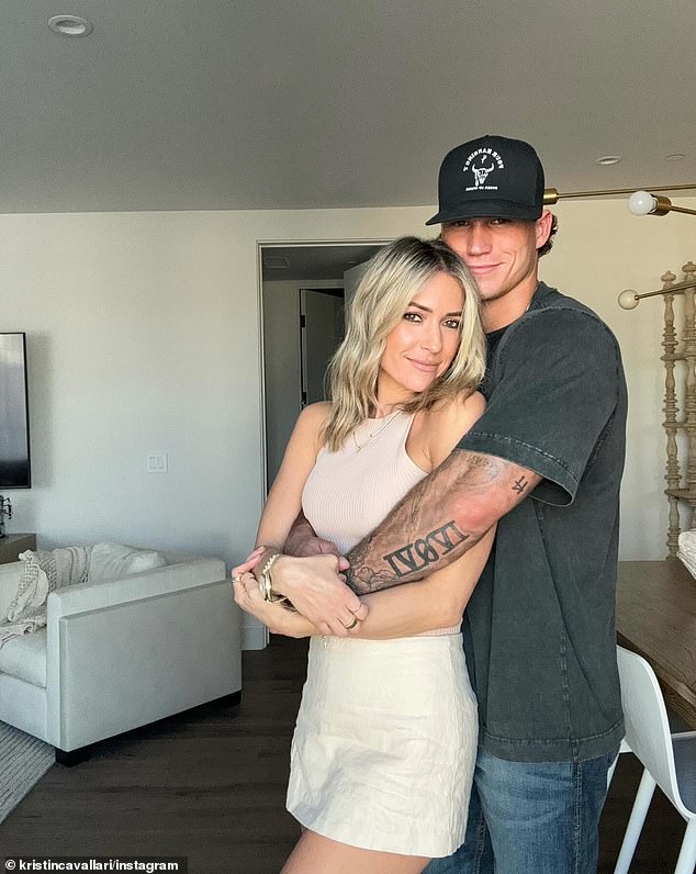 في ديسمبر من عام 2024، ظهرت إستس في إحدى حلقات البودكاست الخاصة بها وقالت إنها كانت 