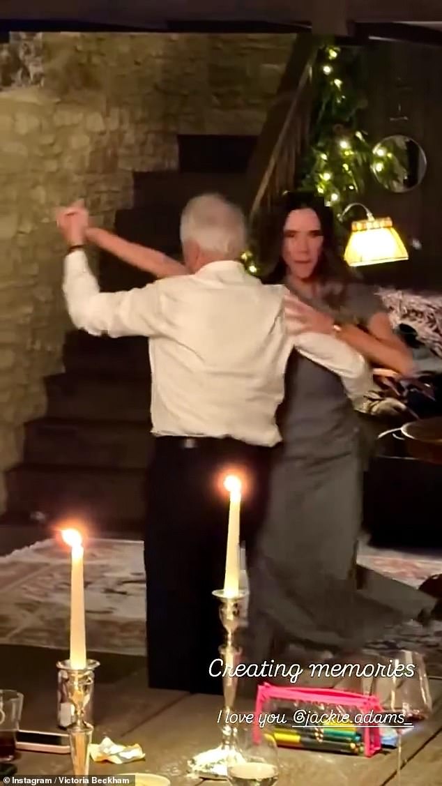 من المعروف أن فيكتوريا تحب الرقص، وقد ذاعت شهرتها في فرقة Spice Girls (في الصورة مع والدها توني)