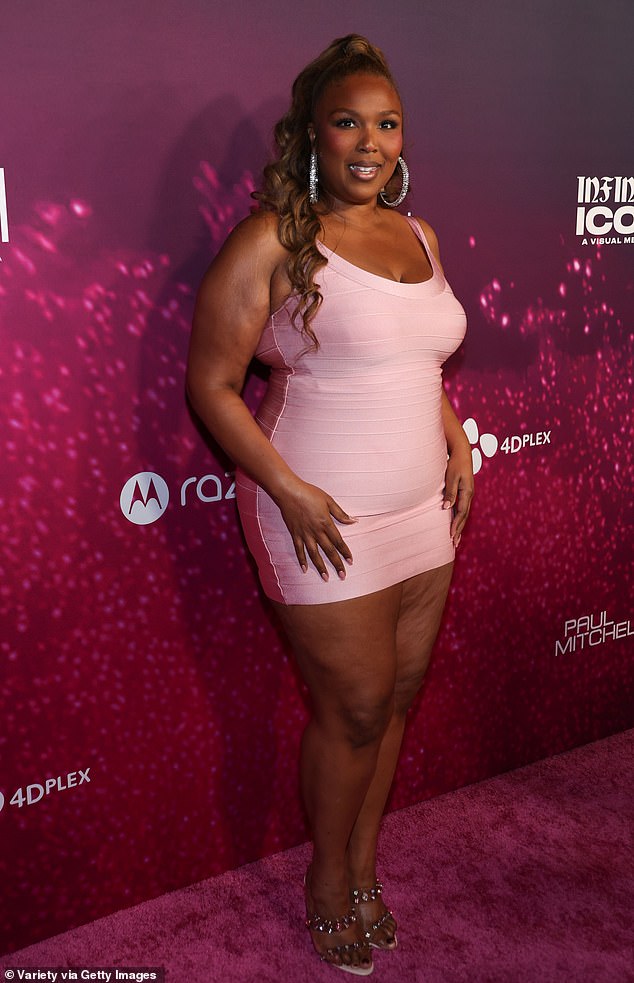 كانت متألقة في العرض الأول باللون الوردي في باريس بسجادة أرجوانية 