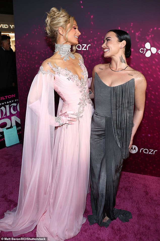 وارتدت نجمة الساعة باريس هيلتون اللون الوردي بالطبع وبدت أثيرية في ثوب متوهج مع زخارف متلألئة.