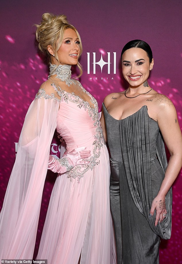 قام نجوم هوليوود منذ فترة طويلة بلف أذرعهم حول بعضهم البعض وهم يبتسمون بابتساماتهم المشرقة تحت الأضواء الساطعة وومضات الكاميرا