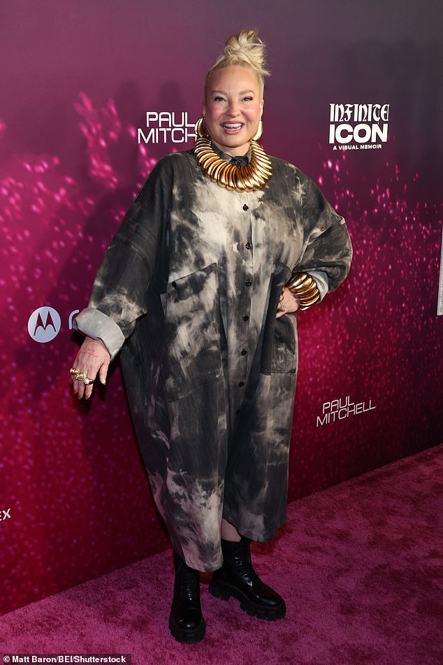 بدت النجمة سيا أنيقة وغير رسمية في فستان كبير الحجم ومزود بأزرار مع مجوهرات جريئة وذهبية